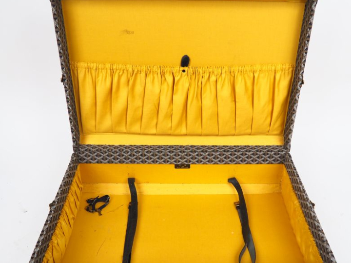 GOYARD, Paris Valise vintage en tissu gainé de cuir noir. Garniture en