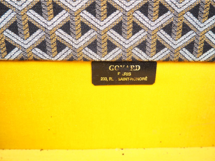 GOYARD, Paris Valise vintage en tissu gainé de cuir noir. Garniture en
