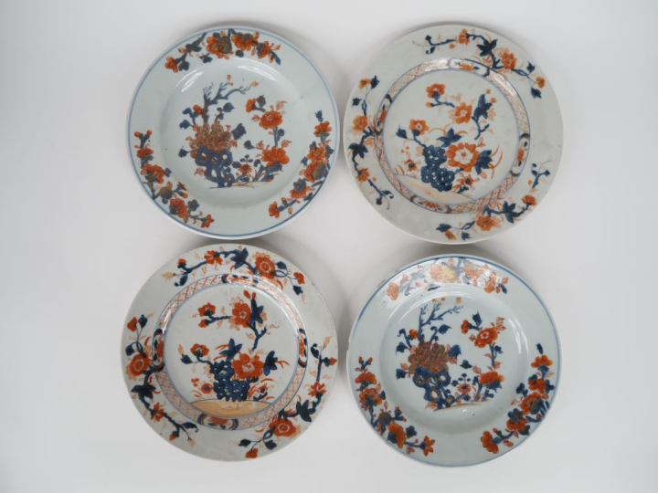 Chine XVIIIe siècle,  Quatre assiettes en porcelaine à décor dit "imar