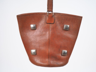 Vente aux enchères LAFFARGUE, Saint Jean de Luz Sac seau vintage en cuir marron, à décor 