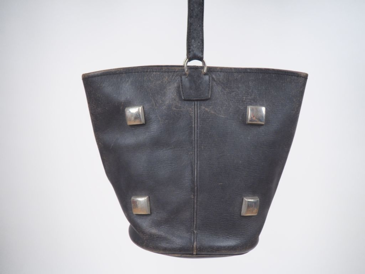 LAFFARGUE (attribué à) Sac seau vintage en cuir noir, à décor clouté. 