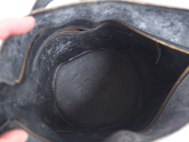 LAFFARGUE (attribué à) Sac seau vintage en cuir noir, à décor clouté. 