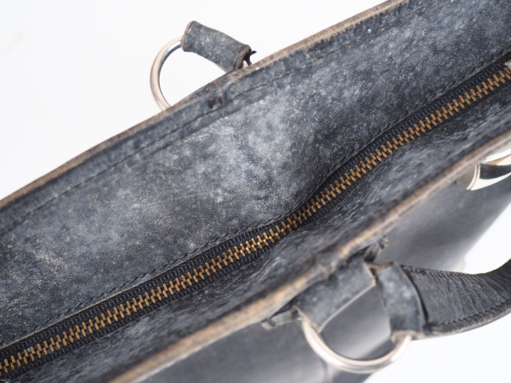 LAFFARGUE (attribué à) Sac seau vintage en cuir noir, à décor clouté. 