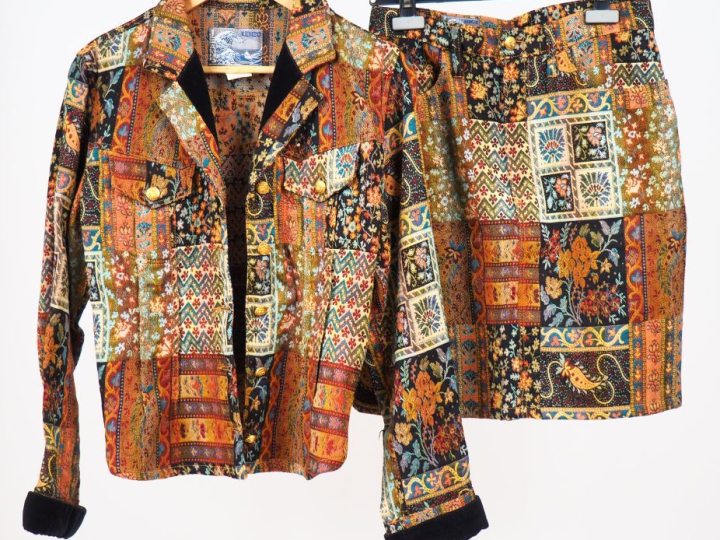 KENZO,  Ensemble de tailleur veste et jupe en polyester et viscose, à 