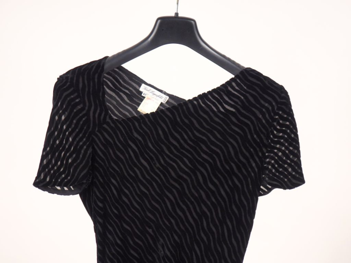 Karl LAGARFELD,  Robe asymétrique de couleur noir en viscose et soie, 