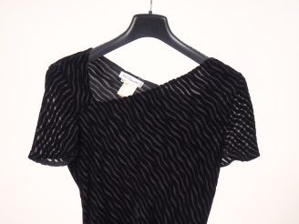 Vente aux enchères Karl LAGARFELD,  Robe asymétrique de couleur noir en viscose et soie, 