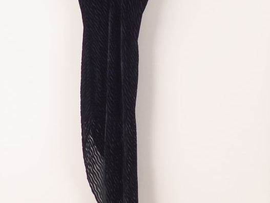 Karl LAGARFELD,  Robe asymétrique de couleur noir en viscose et soie, 