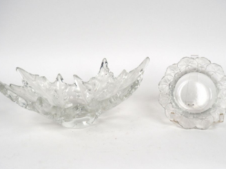 Vente aux enchères LALIQUE France.  Coupe en cristal à décor de feuillage. Signée  Dim. 5