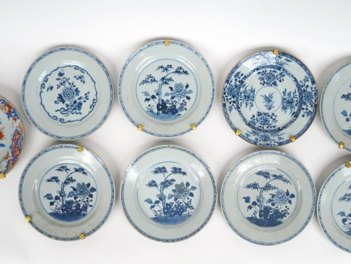 Compagnie des Indes XVIIIe siècle,  Neuf assiettes en porcelaine dont 