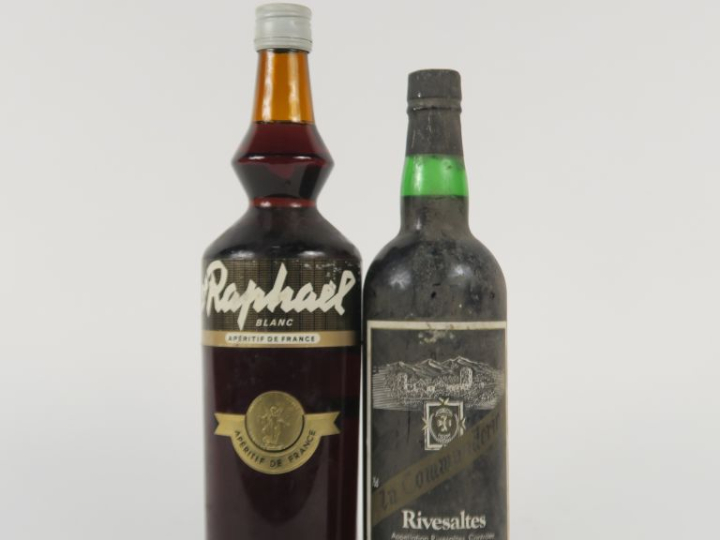 2 BOUTEILLES : 1 ST RAPHAËL BLANC (1 L) - 1 RIVESALTES LA COMMANDERIE