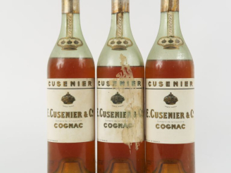 Vente aux enchères 3 VIEILLES BOUTEILLES COGNAC E. CUSENIER   CIE - NIVEAUX BAS