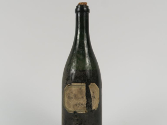 Vente aux enchères 1 TRÈS VIEILLE BOUTEILLE EAU DE VIE - 1900 - NIVEAU BAS/ETIQUETTE MANU