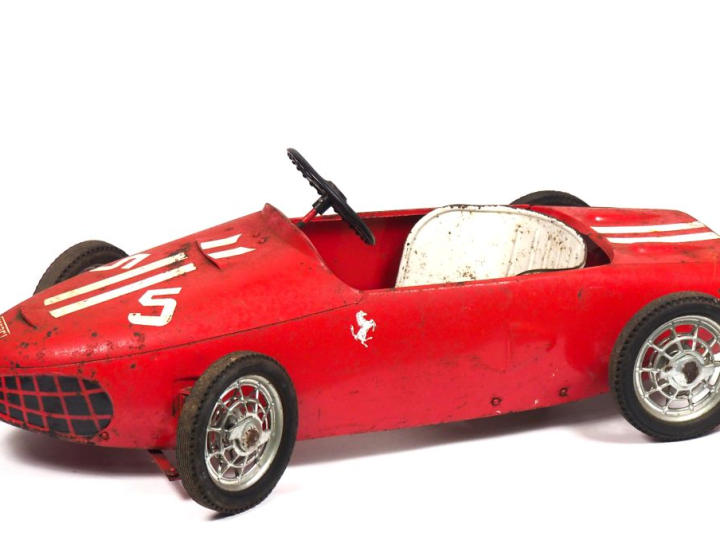 FERRARI.  Voiture à pédales.  Dim. 111 x 37 cm.
