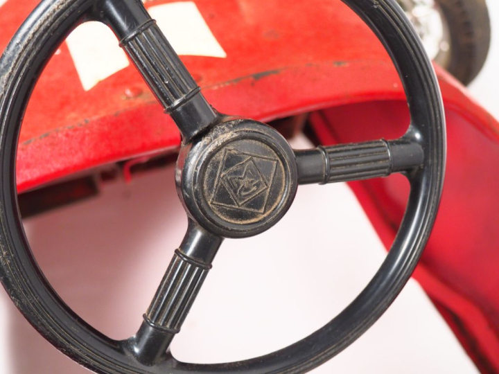 FERRARI.  Voiture à pédales.  Dim. 111 x 37 cm.