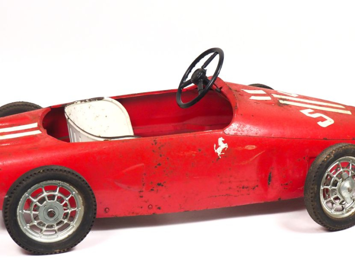 FERRARI.  Voiture à pédales.  Dim. 111 x 37 cm.