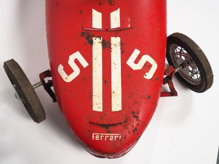 FERRARI.  Voiture à pédales.  Dim. 111 x 37 cm.