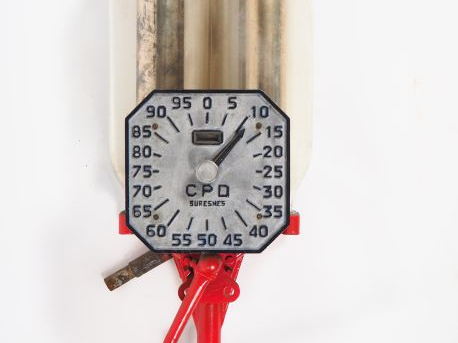 JAPY.  Pompe à essence. Dim. 20 x 102 x 30 cm