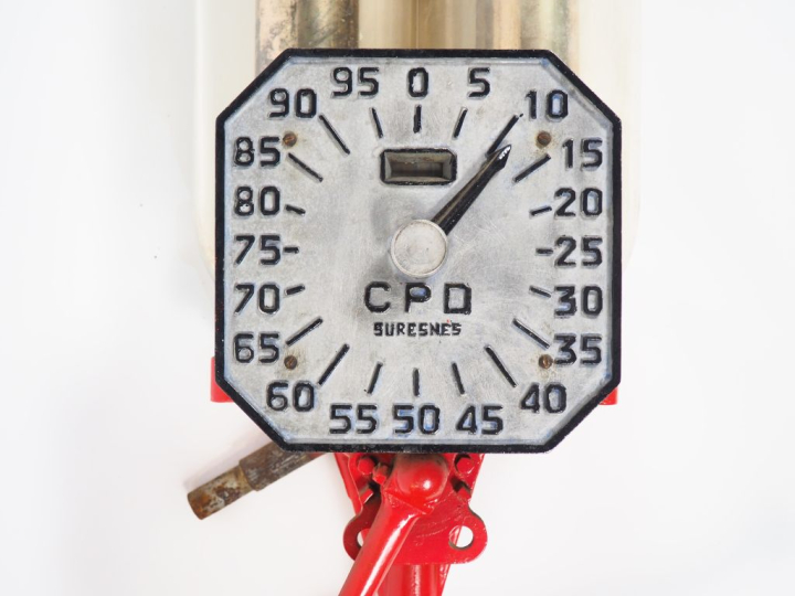 JAPY.  Pompe à essence. Dim. 20 x 102 x 30 cm