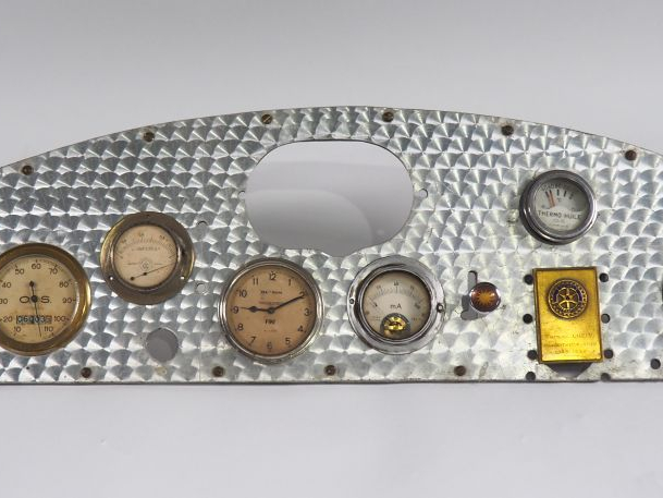 Tableau de bord d'automobile avec instruments. Dim. 83 x 22,5 cm.