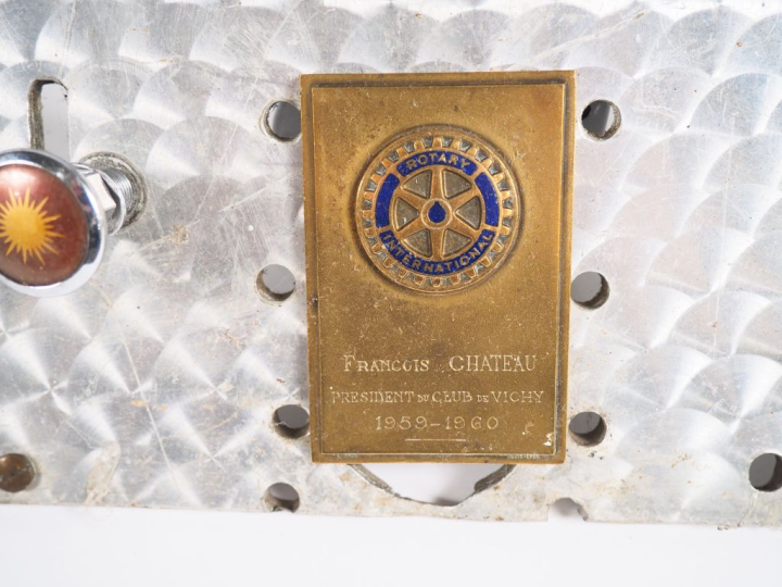 Tableau de bord d'automobile avec instruments. Dim. 83 x 22,5 cm.