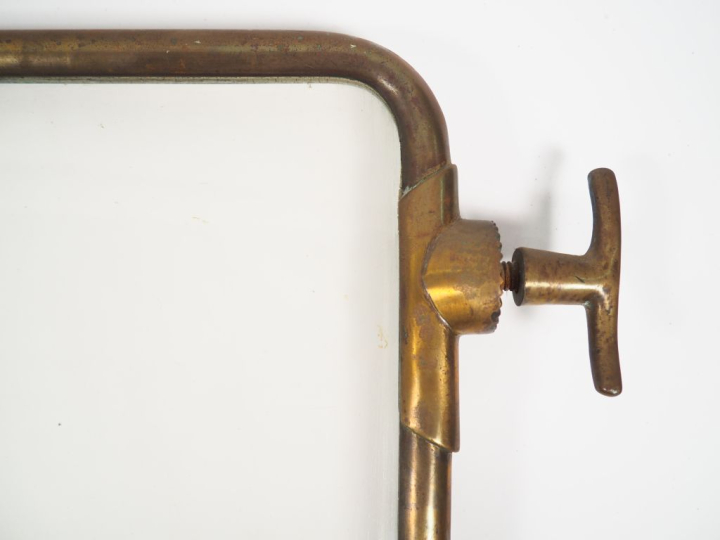 Pare-brise d'automobile. Dim. 50 x 121 cm.