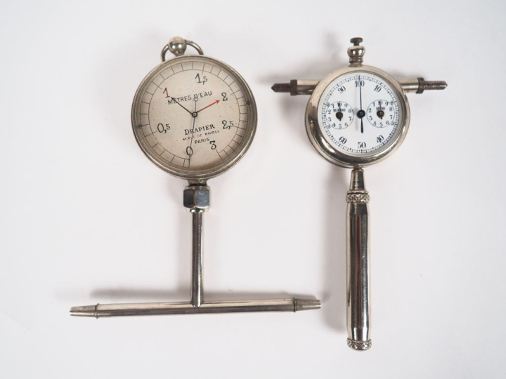 Lot de deux appareils de mesure : - Tensiomètre Drapier - Compte tours