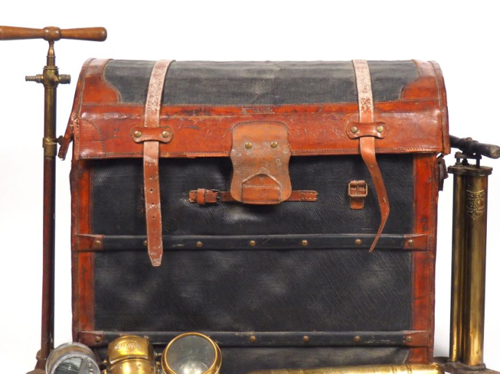 Une malle en osier 'articles de voyage "Au Départ" ' comprenant un lot