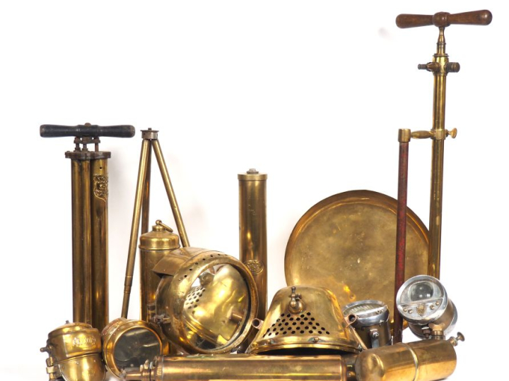 Une malle en osier 'articles de voyage "Au Départ" ' comprenant un lot