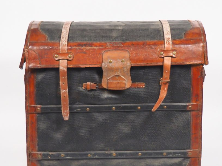 Une malle en osier 'articles de voyage "Au Départ" ' comprenant un lot