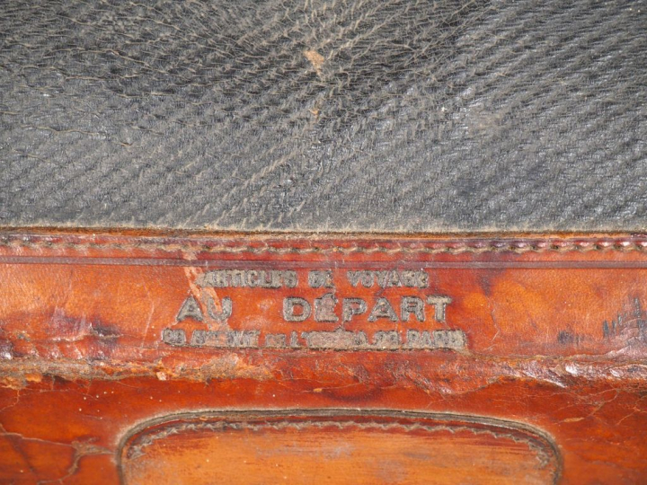 Une malle en osier 'articles de voyage "Au Départ" ' comprenant un lot