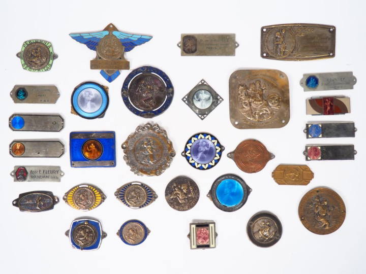 Lot de trente et une plaques en métal ou émaillées pour véhicules auto