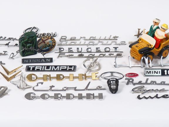 Lot de sigles pour véhicule automobile. On y joint une salière - poivr