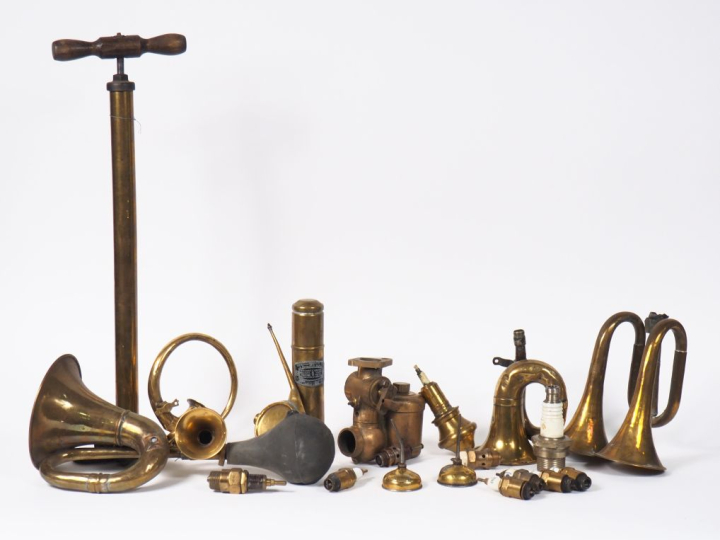 Une pompe à pied, cinq différents klaxons et un lot de bougies ancienn