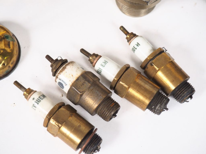 Une pompe à pied, cinq différents klaxons et un lot de bougies ancienn