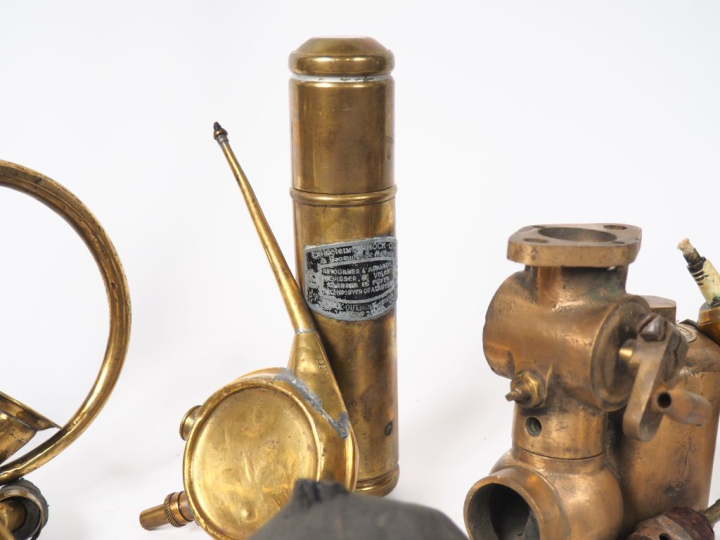 Une pompe à pied, cinq différents klaxons et un lot de bougies ancienn