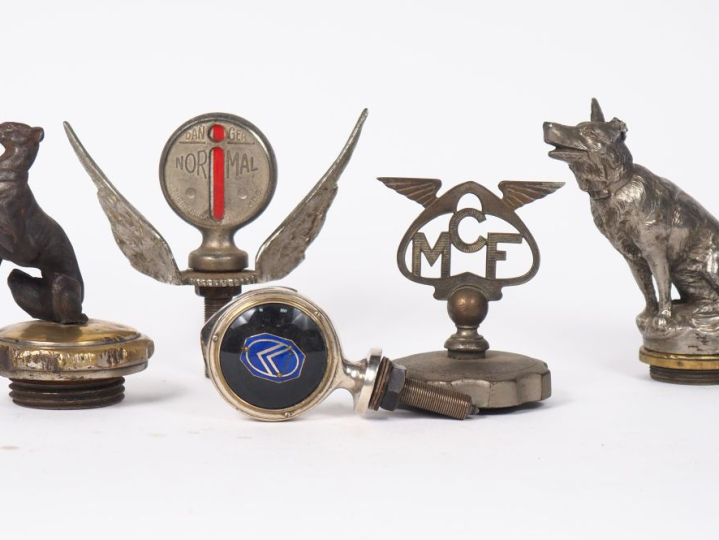 Lot de cinq bouchons de radiateur en métal ou en bronze. ( accidents)