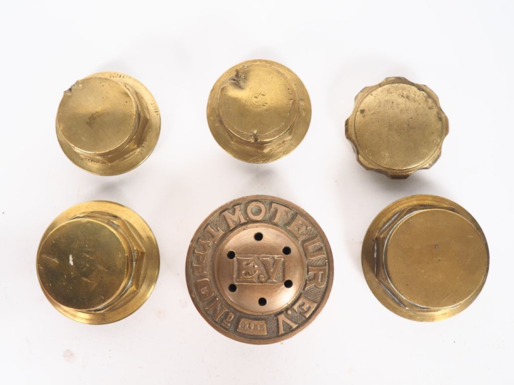 Lot de six différents bouchons de radiateur en bronze (accidents)