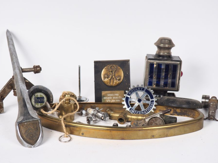 Lot d'accessoires, lanternes pour automobiles