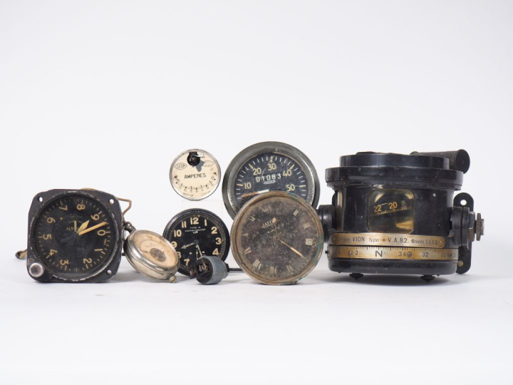 Quatre différents compteurs ou montres, un compas de marque Vion, un v