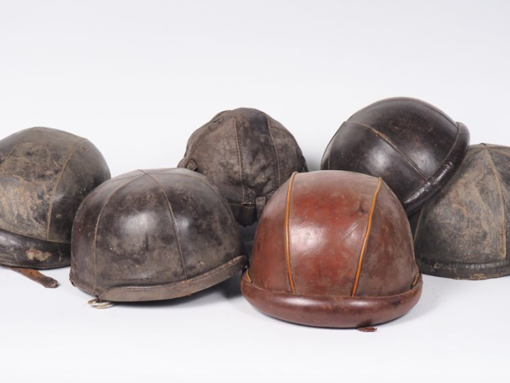 Lot comprenant cinq casques en cuir et une casquette. (état d'usage)