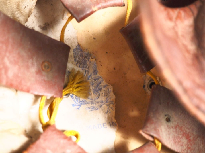 Lot comprenant cinq casques en cuir et une casquette. (état d'usage)