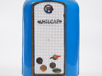 Vente aux enchères AMILCAR. Calandre en métal bleu ornée de macarons automobiles. Dim. 62
