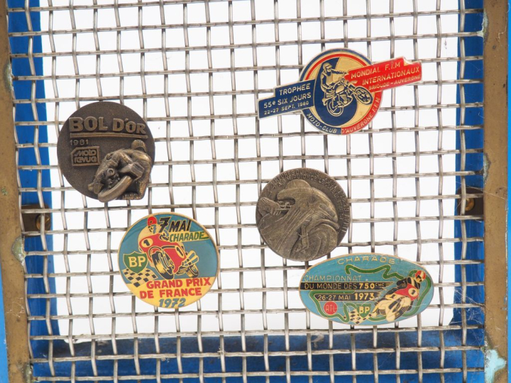 AMILCAR. Calandre en métal bleu ornée de macarons automobiles. Dim. 62