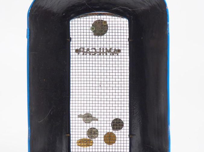 AMILCAR. Calandre en métal bleu ornée de macarons automobiles. Dim. 62