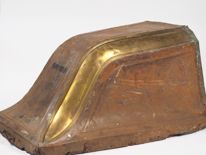 RENAULT VICTORIA. Calandre. Dim. 45 x 84 x 47 cm. (état d'usage)