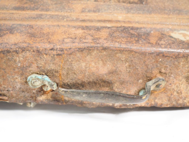 RENAULT VICTORIA. Calandre. Dim. 45 x 84 x 47 cm. (état d'usage)