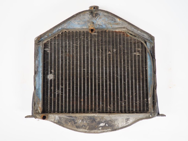 CHAUSSON FRERES.  Radiateur automobile, garantie n° 1944. Dim. 69 x 74