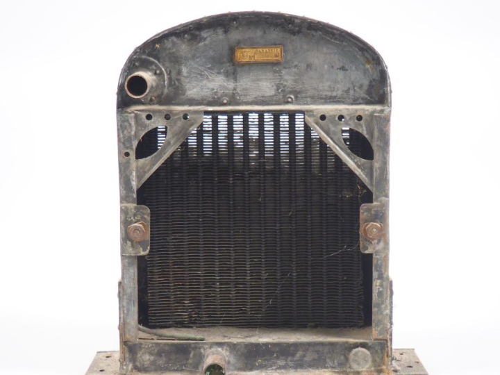 CHAUSSON.  Radiateur automobile n° 5151. Dim. 46 x 43 13 cm.