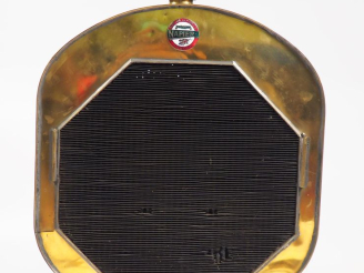 Vente aux enchères NAPIER.  Radiateur automobile. Dim. 73 x 61 x 21,5 cm.