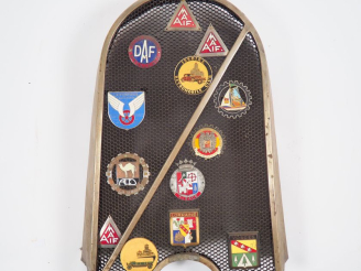 Vente aux enchères AFFOUARD Eugène.  Calandre onrée de macarons automobiles. Dim. 66 x 45